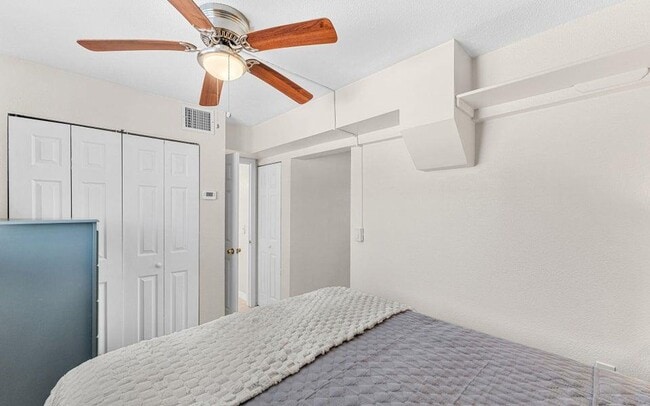 Building Photo - 211 Circle Dr