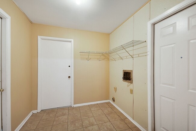 Building Photo - Charming 2-Bed Retreat Near Landa Park & t...
