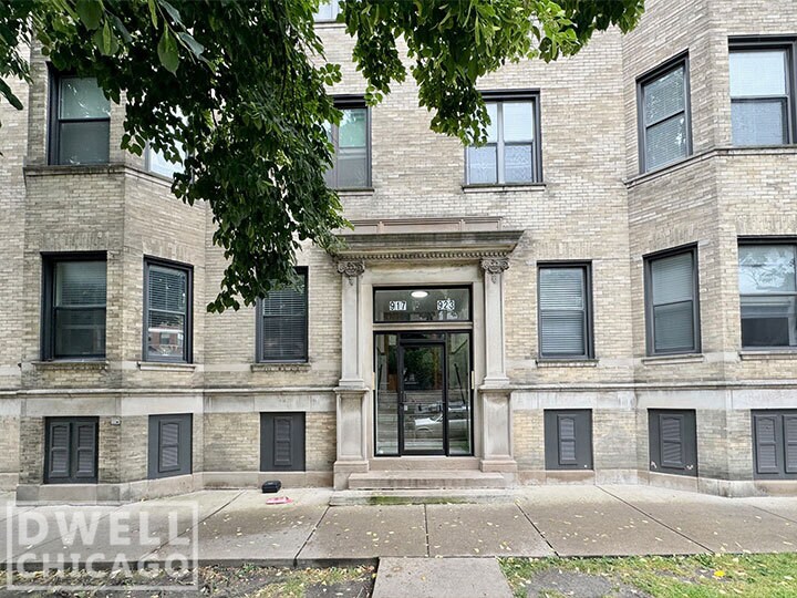 Building Photo - 915 W Waveland Ave