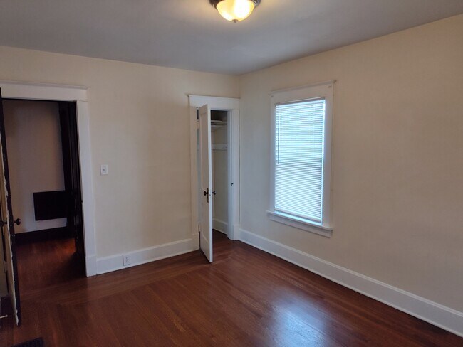 Building Photo - 5423 Rolston Ave