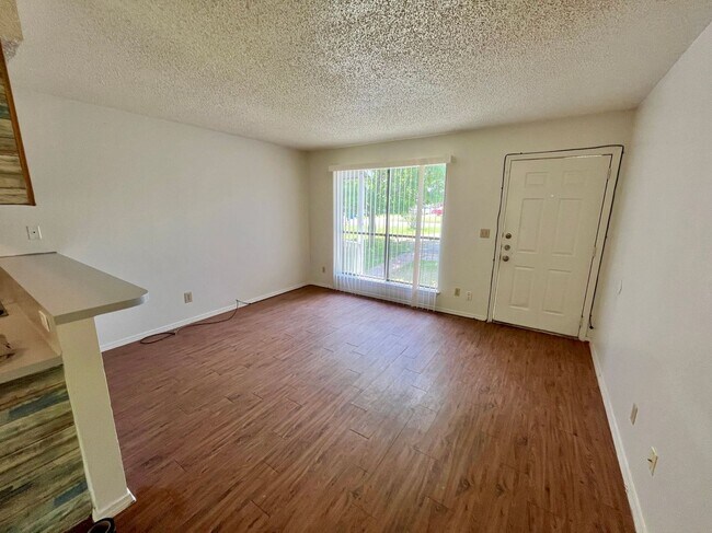 Building Photo - 122 Hillside Dr