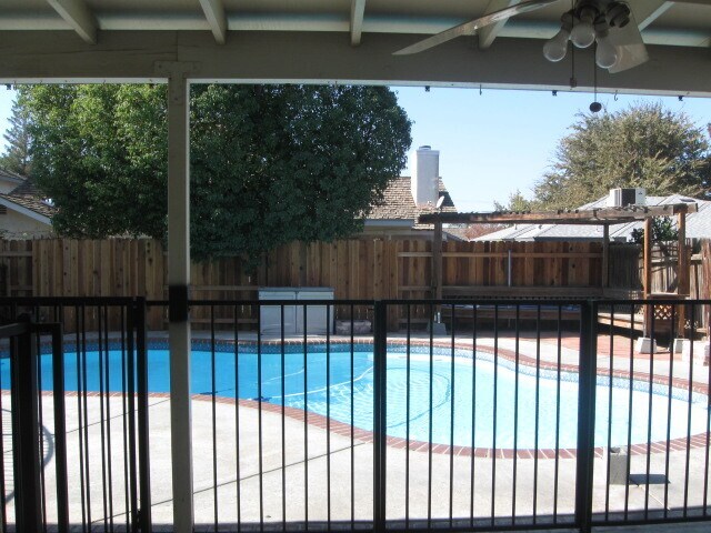 Building Photo - Northwest Home with Pool