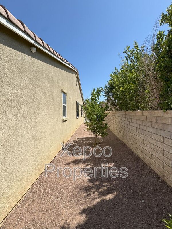 Building Photo - 1290 Esperanza Trail