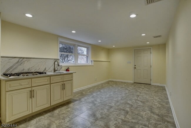 Building Photo - 40 Elm St