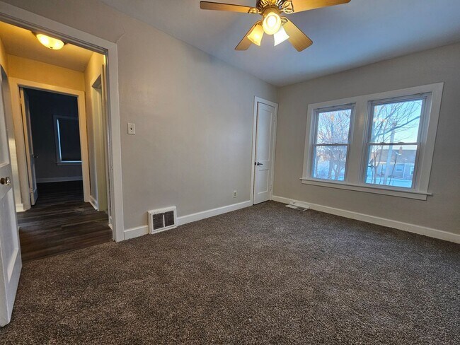 Building Photo - 3 bedroom, 1 bath home with attached garage, off Mt. Vernon Rd.