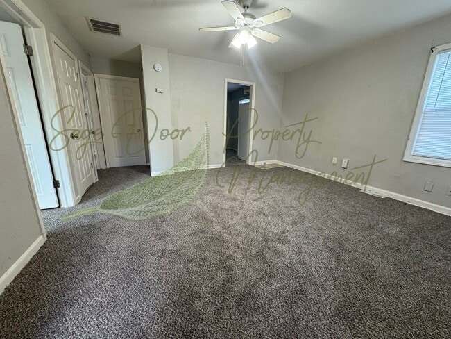 Building Photo - UPSTAIRS LOFT SPACE!!!