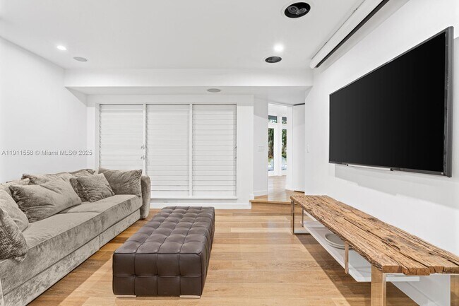 Building Photo - 11015 Lakeside Dr