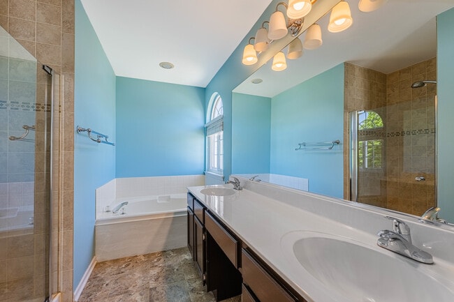 Building Photo - 1371 Braymore Cir E
