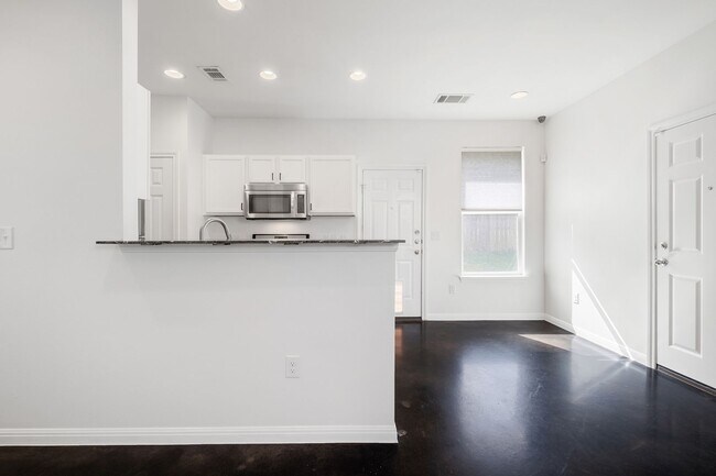 Building Photo - 6404 Carson Rdg