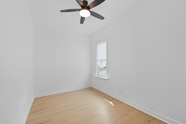 Building Photo - 218 W 115th St