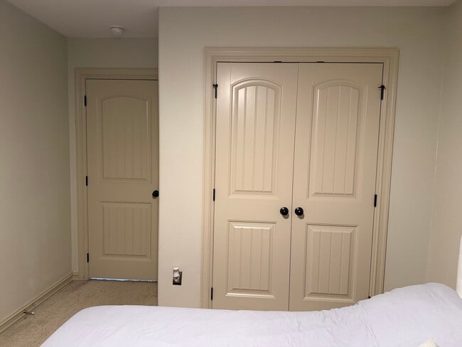 Building Photo - 304 E Fargo St