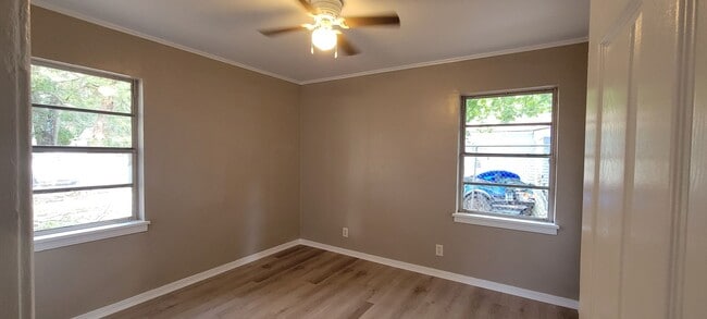 Building Photo - Gorgeous 2 bedroom/1 bath with huge kitche...