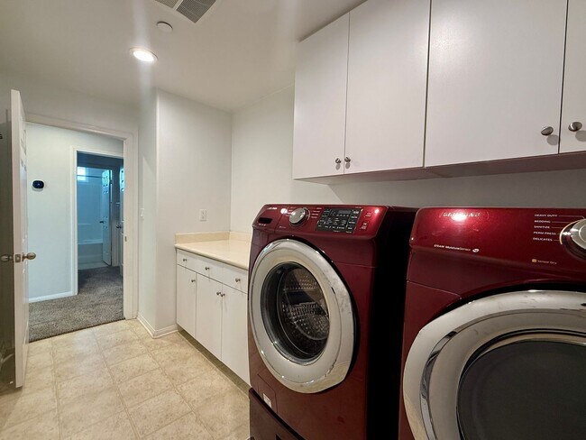 Building Photo - Beautiful 5-Bedroom Home In Oceanside