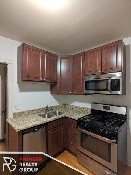 Building Photo - 2122 W Ainslie St