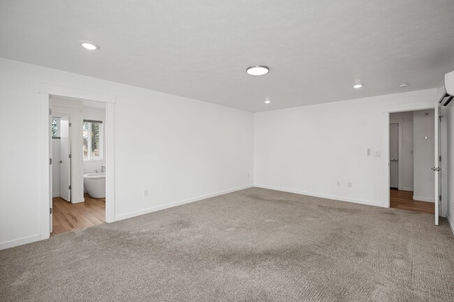 Building Photo - BEAUTIFUL Spacious Modern Grandview Single Level Home!