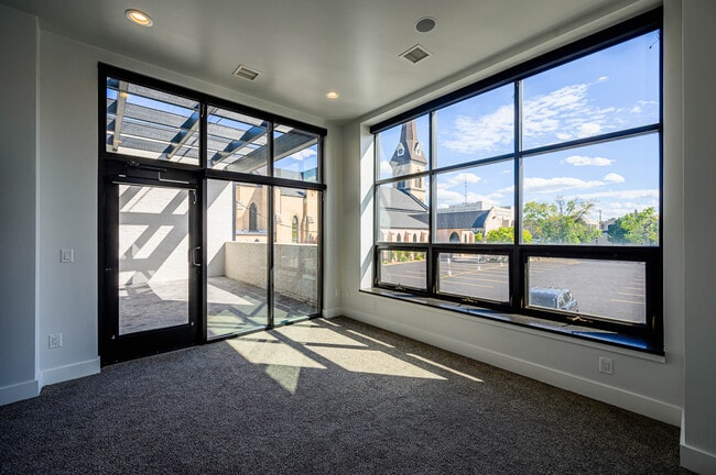 Building Photo - 423 W College Ave