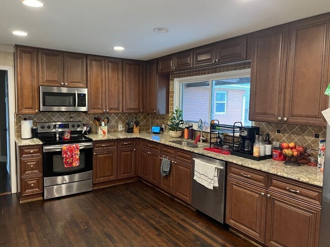 Building Photo - Spacious All Brick 3 Bed/2 Bath Ranch Home - Large Lot (approx. 1.75 acres) - Fenced Backyard - 3...