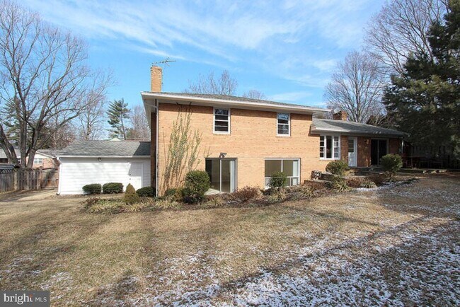 Building Photo - 6220 Robinwood Rd