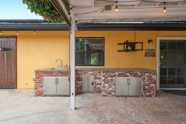 Building Photo - **724 E Cypress Ave Glendora** 4 bedroom 2 bath !!2 weeks free OAC!!