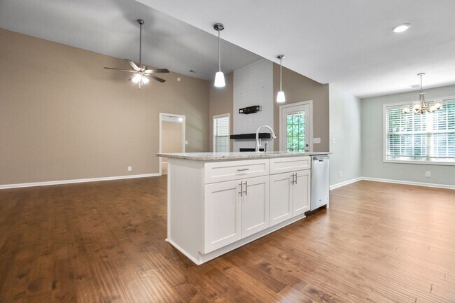 Building Photo - Pet Friendly Three Bedroom!
