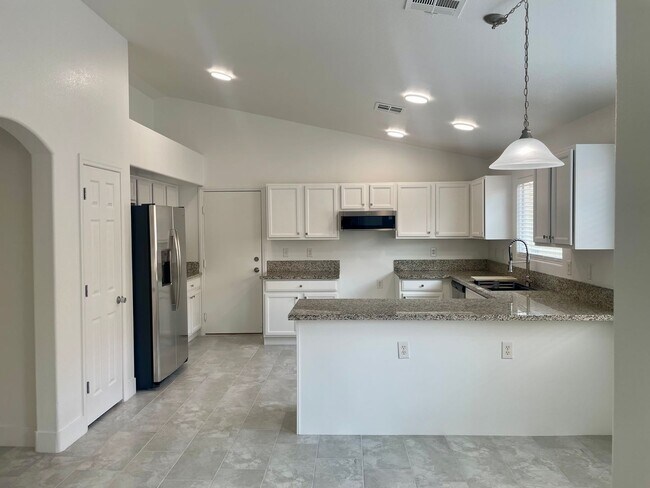 Building Photo - Fully Remodeled 3 bedroom Stallion Mountai...