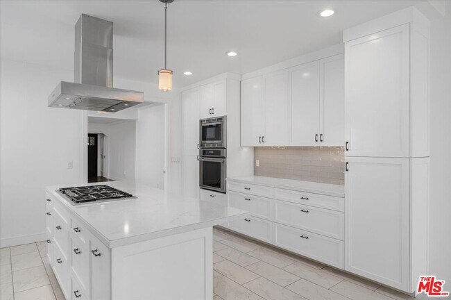 Building Photo - 645 N Sierra Bonita Ave