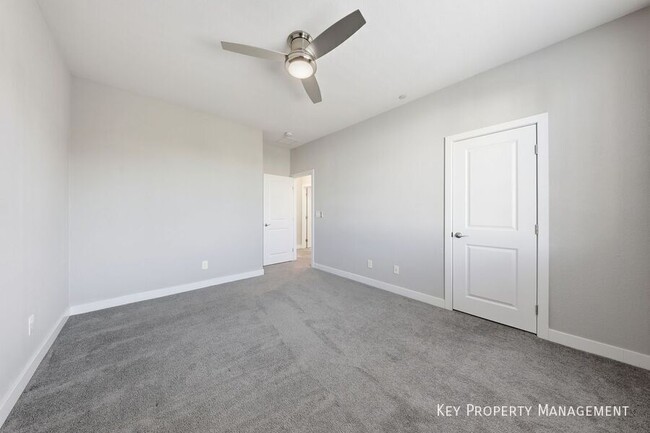 Building Photo - 5 Lilla Rosa St