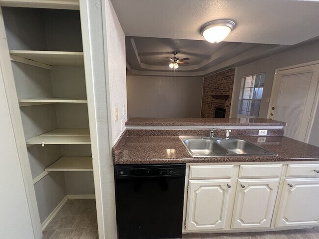 Building Photo - 4011 Ridgebrook Dr