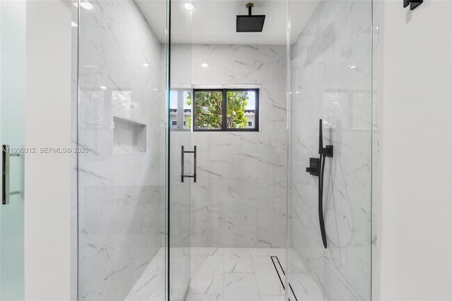 Building Photo - 116 W 1st Ct