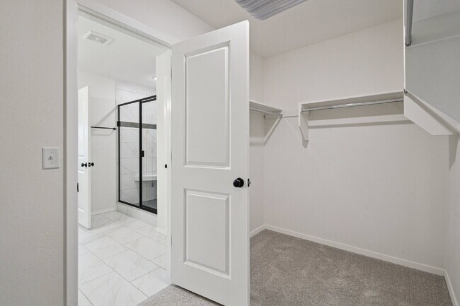 Building Photo - Fully Furnished 4 Bedroom