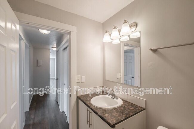 Building Photo - 208 SE 5th Ave