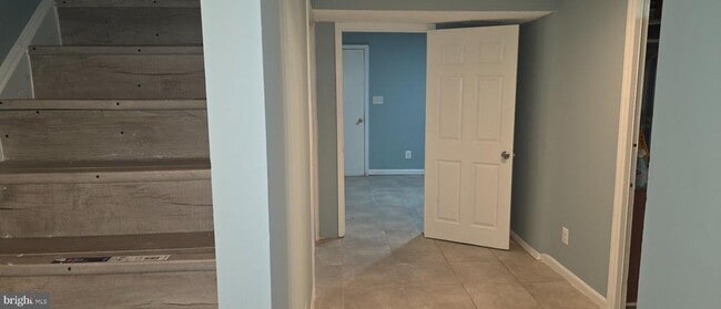 Building Photo - 323 Lindera Ct