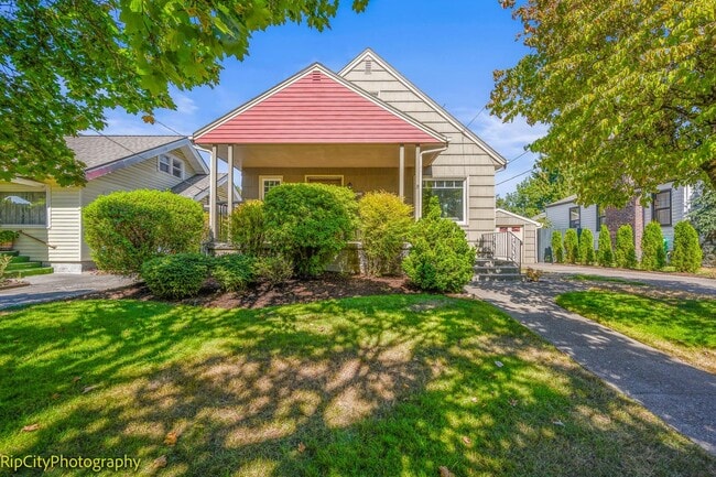 Building Photo - Charming Bungalow in Overlook neighborhood...