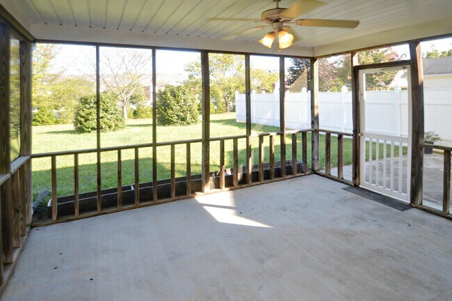 Building Photo - Live in Wyndhurst!