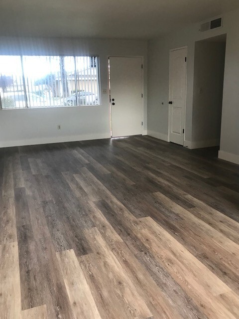 Building Photo - Super cute  2 bedroom 1 bath condo