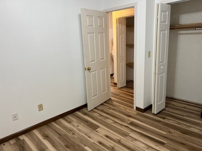 Building Photo - 4 Bedroom, 1.5 Bathroom Duplex Home Near I...