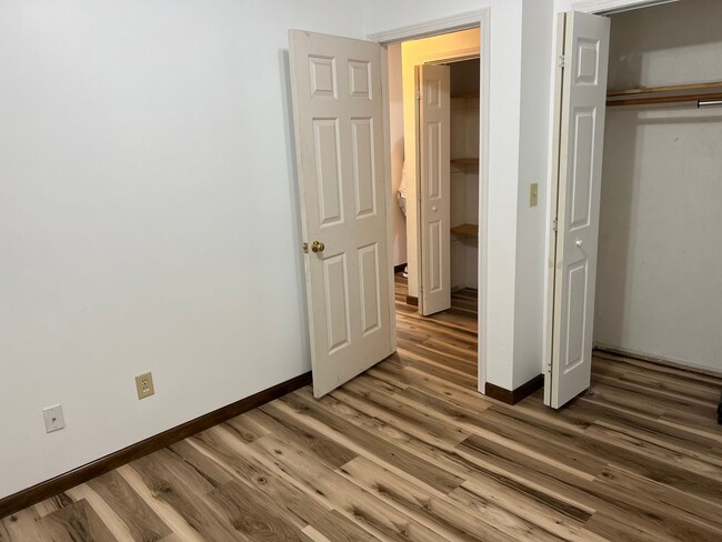 Building Photo - 4 Bedroom, 1.5 Bathroom Duplex on Blooming...