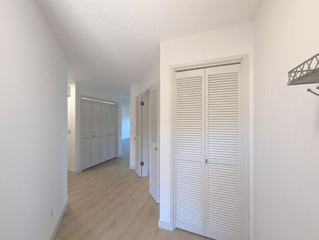 Building Photo - 1bd/1ba Edmonds Condo