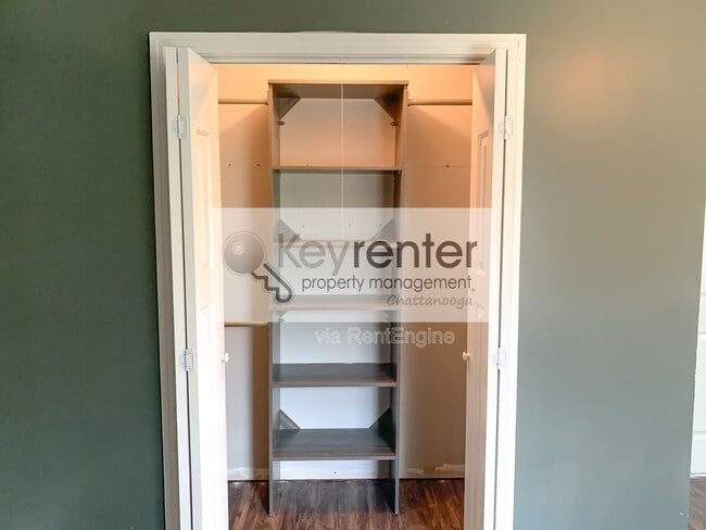 Building Photo - 827 Woodmore Ln