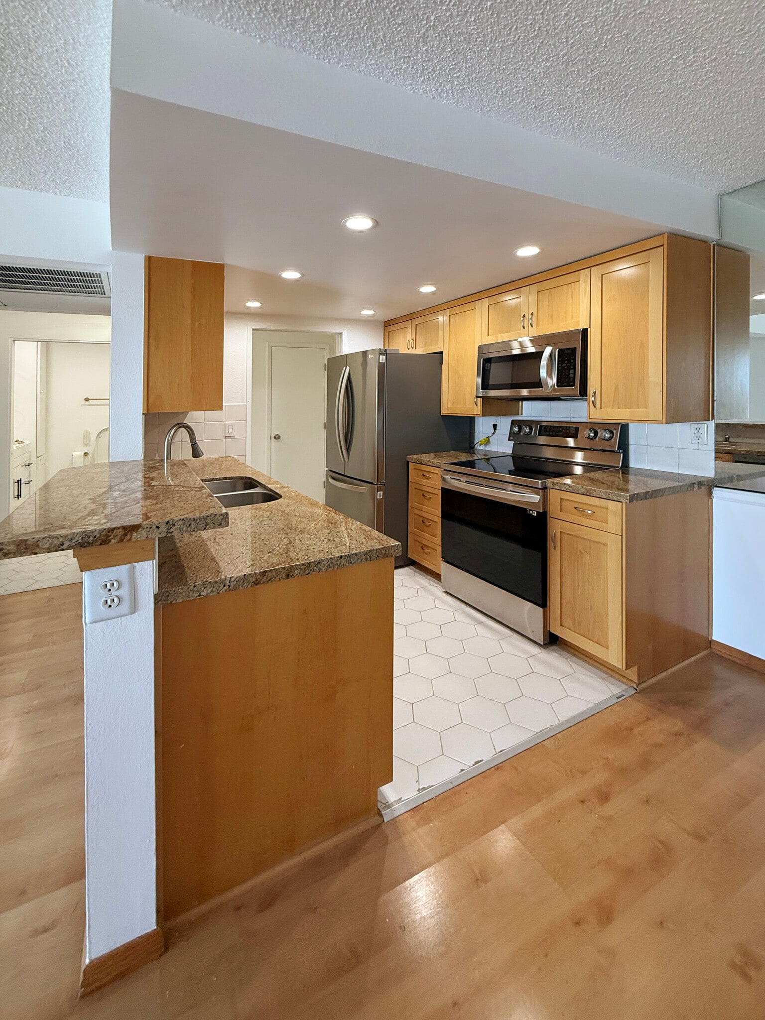 Kitchen - 8530 Holloway Dr