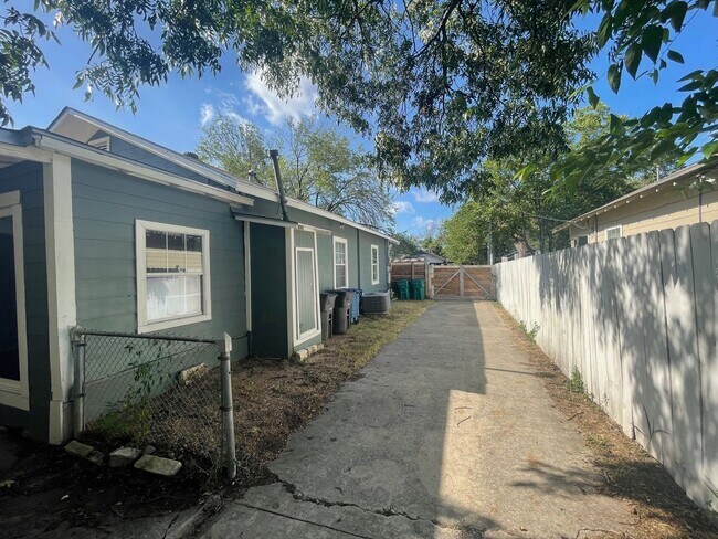 Building Photo - Woodlawn Gem!!