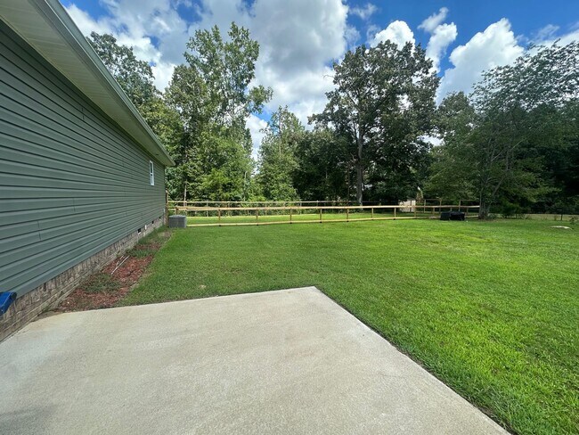 Building Photo - 32 Sarjon Cir