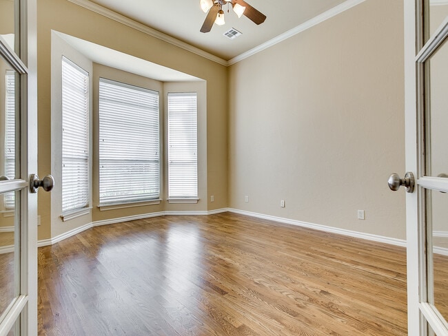 Building Photo - Lone Oak Ridge + Gated Community + 4 beds/2.5 Baths + Storm Shelter + Deer Creek Schools