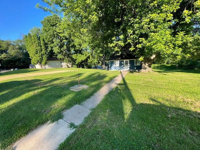 Building Photo - Older 2 bedroom house with a large yard