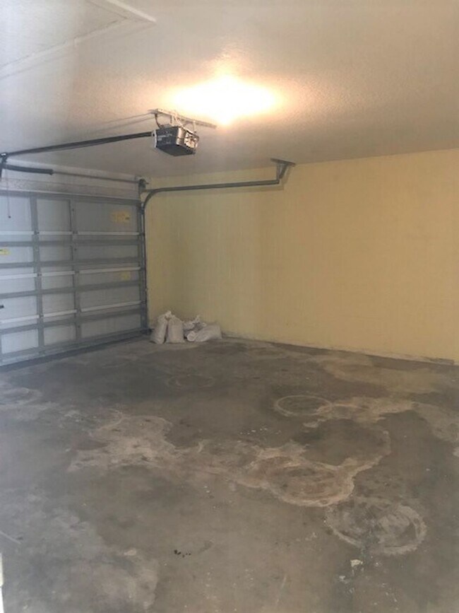 Building Photo - 3 bed 2 bath home