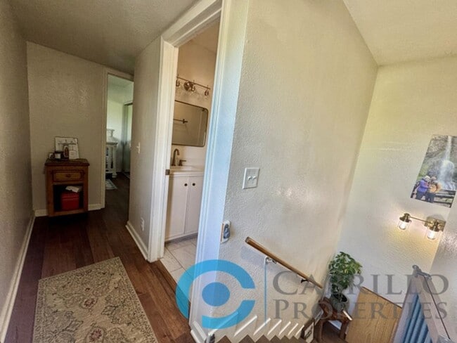 Building Photo - Beautifully Renovated 4BD/2BA Home in Cent...