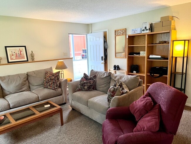 Building Photo - Downtown Furnished Two Bed Unit in Duplex-...