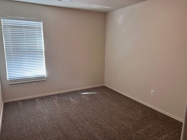 Building Photo - Refrigerated air! 4Br, 2Ba w/2 living areas, 3 CG