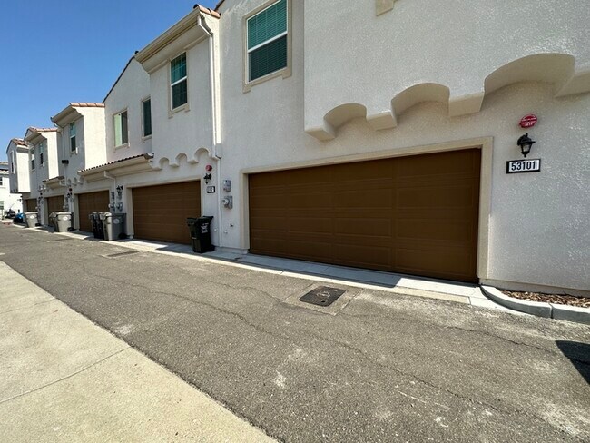 Building Photo - Gorgeous 3 Bedroom 2.5 Bathrooms