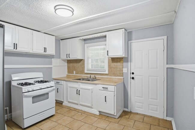 Building Photo - Newly Remodeled | 3 Bed | 1 Bath | Tulsa | Available Now